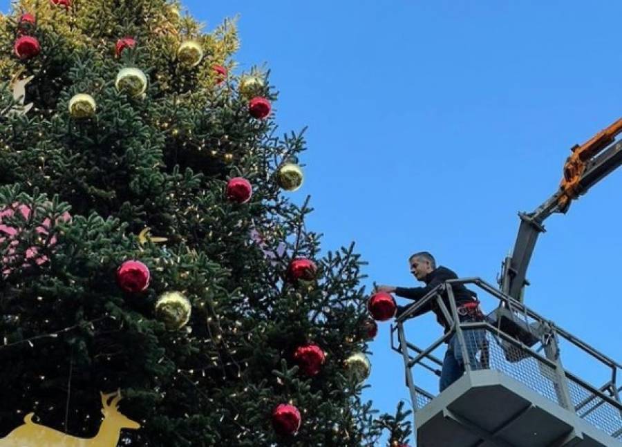 Φόρεσε τα γιορτινά της η Αθήνα- Στολίστηκε το χριστουγεννιάτικο δένδρο