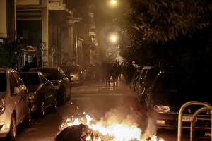 Σοβαρά επεισόδια στα Εξάρχεια: Τραυματίστηκαν τρεις αστυνομικοί- 21 προσαγωγές
