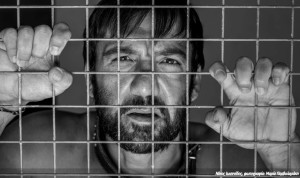 Σκότωσα τον νταή του απαρτχάιντ: Η αληθινή ιστορία του Δημήτρη Τσαφέντα που σημάδεψε την σύγχρονη ιστορία ζωντανεύει στο θέατρο Βαφείο