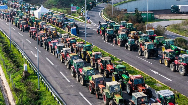 Παραμένουν στα μπλόκα οι αγρότες – Κλείνει το ρεύμα προς Αθήνα στα Μάλγαρα
