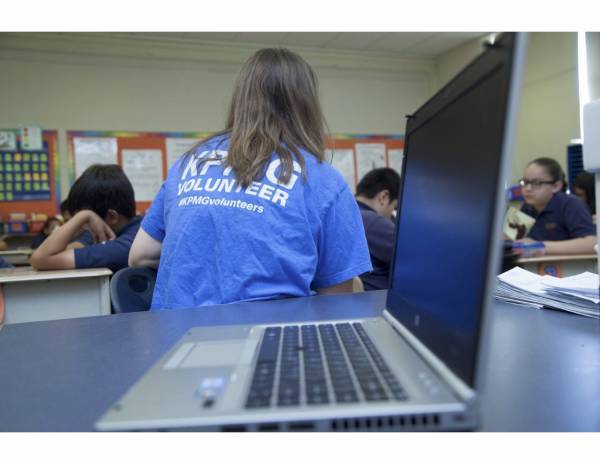 KPMG: Βιβλία, βιβλιοθήκες και laptops για συνολικά 2.500 μαθητές