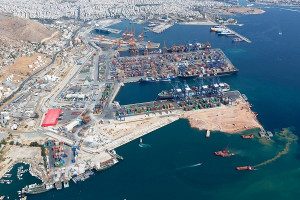 Λιμάνι Πειραιά: Οδηγός τραυματίστηκε κατά την ανύψωση εμπορευματοκιβωτίου
