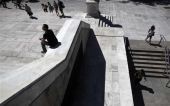 Φοβισμένοι οι Έλληνες- Κύρια ανησυχία το μέλλον των παιδιών τους