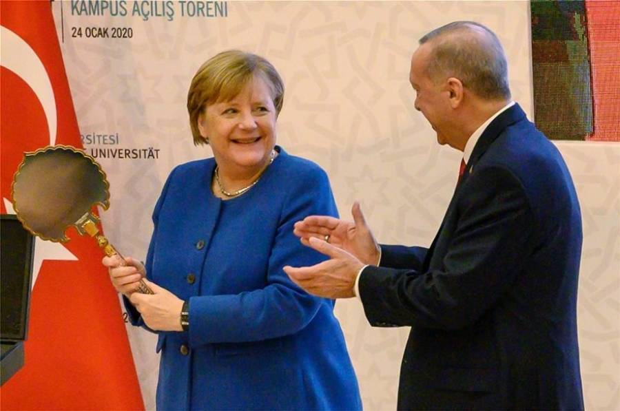 Καθρέφτη καθρεφτάκι μου: Η Μέρκελ απολαμβάνει τα δώρα του Ερντογάν