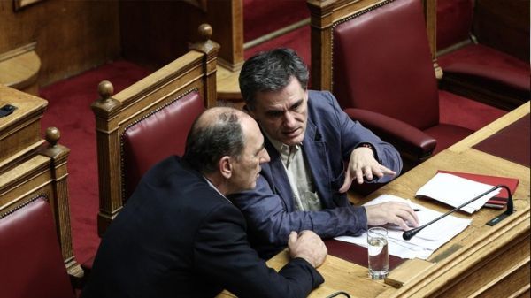 Πολυνομοσχέδιο: Εκτός «κόφτη» μισθοί και συντάξεις