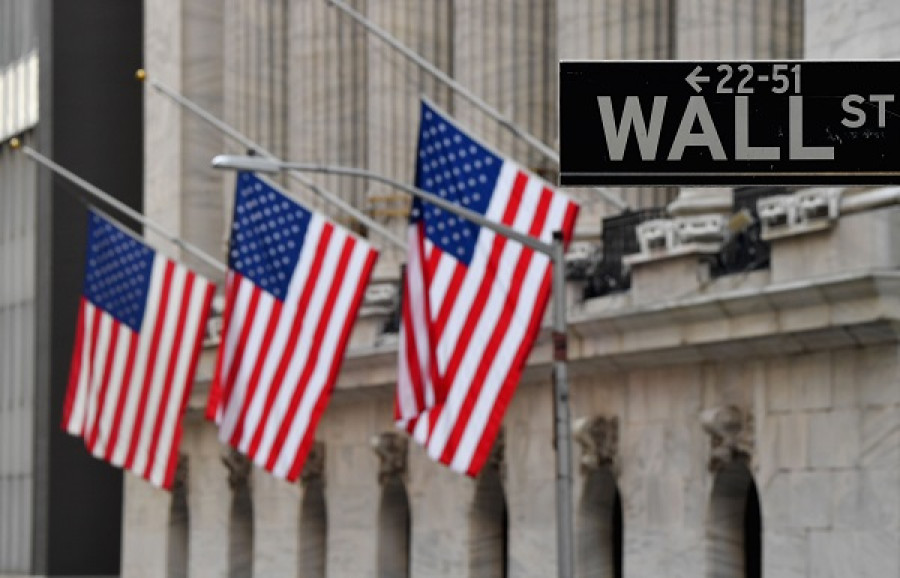 «Κοκκίνισε» η Wall Street εν όψει Fed