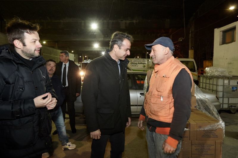 Επίσκεψη Μητσοτάκη τα ξημερώματα στο αμαξοστάσιο απορριμματοφόρων του δήμου Αθηναίων