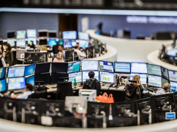 Κέρδη στις ευρωαγορές ακολουθώντας το θετικό μομέντουμ