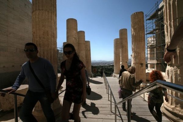 «Πέφτουν» τα τουριστικά έσοδα λόγω υπερφορολόγησης