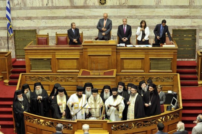Κατατέθηκε η πρόταση για ψήφο εμπιστοσύνης - Αισιόδοξος ο Πρωθυπουργός