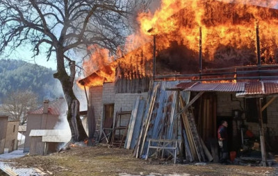 Ιωάννινα: Μεγάλη φωτιά σε εργοστάσιο ξυλείας στη Βωβούσα- Καίγονται σπίτια