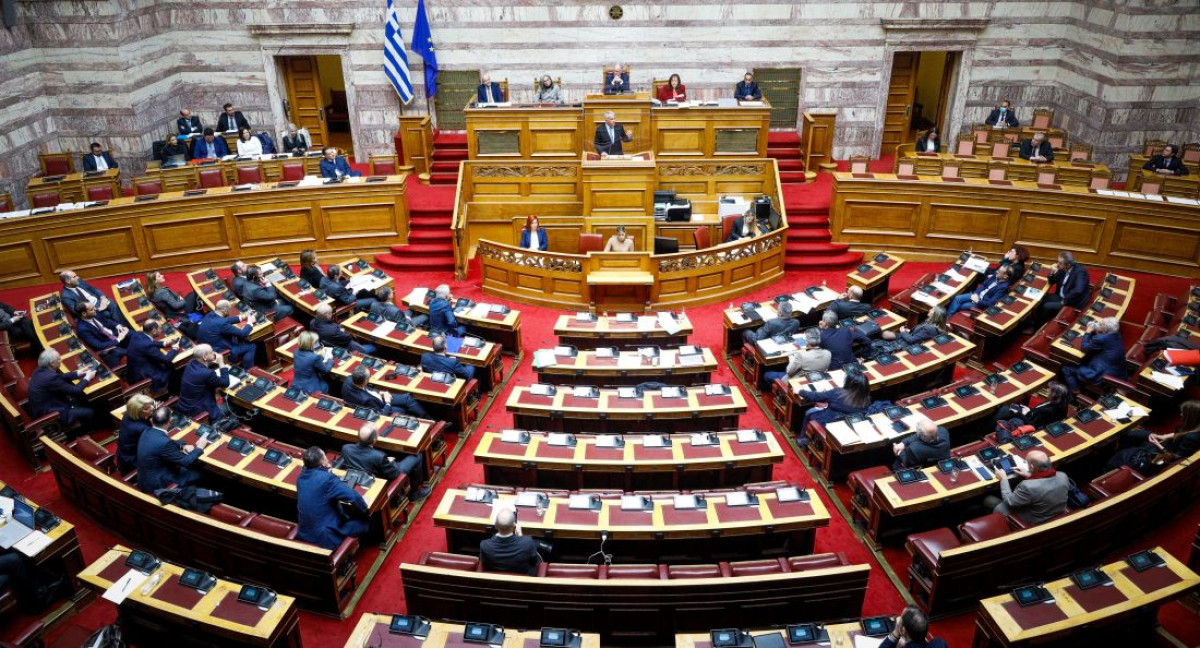 Βουλή: Η ΝΔ ανέβαλε τη συζήτηση για το κράτος δικαίου - Θύελλα αντιδράσεων από την αντιπολίτευση