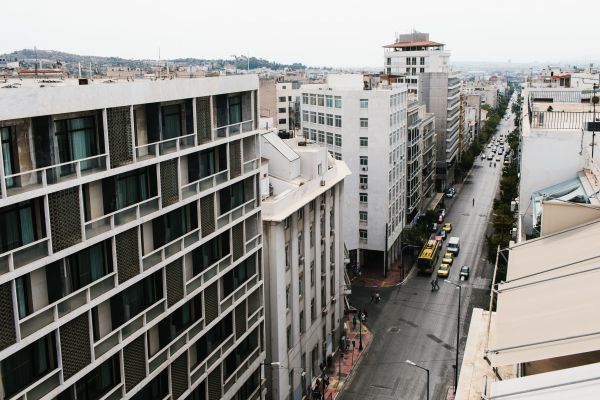 Ξενοδοχεία στην Ομόνοια φωτίζουν την πόλη-Mάχη να επανέλθει στο 2004
