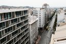 Ξενοδοχεία στην Ομόνοια φωτίζουν την πόλη-Mάχη να επανέλθει στο 2004