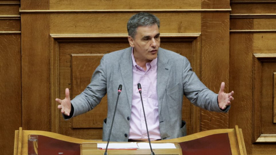 Αρχηγική εμφάνιση Τσακαλώτου στη Βουλή: Ο ΣΥΡΙΖΑ θα είναι εδώ!