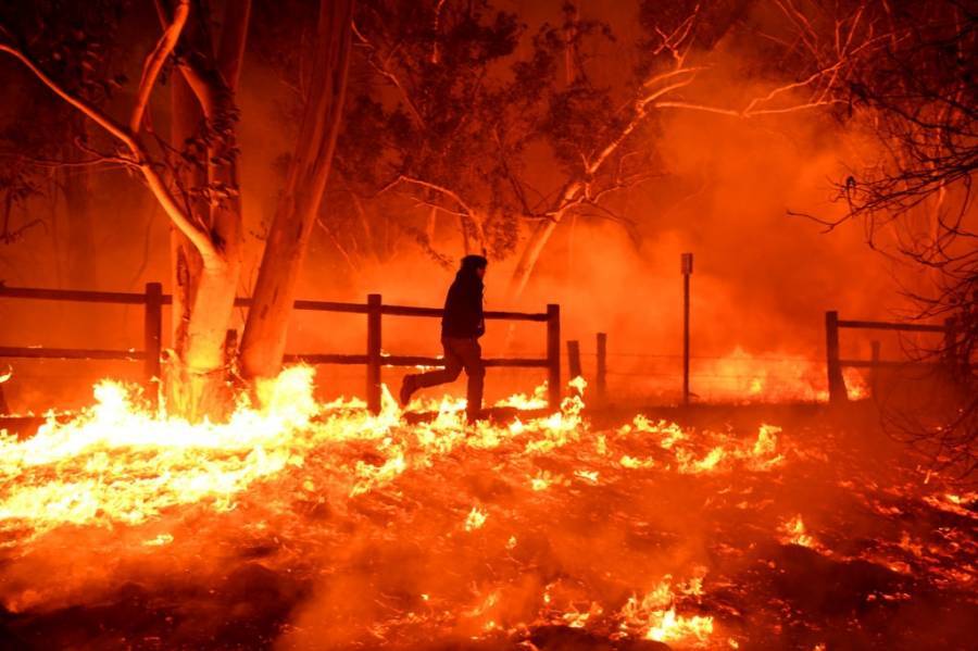 Πύρινη κόλαση στην Καλιφόρνια: 180.000 άνθρωποι εγκατέλειψαν τα σπίτια τους