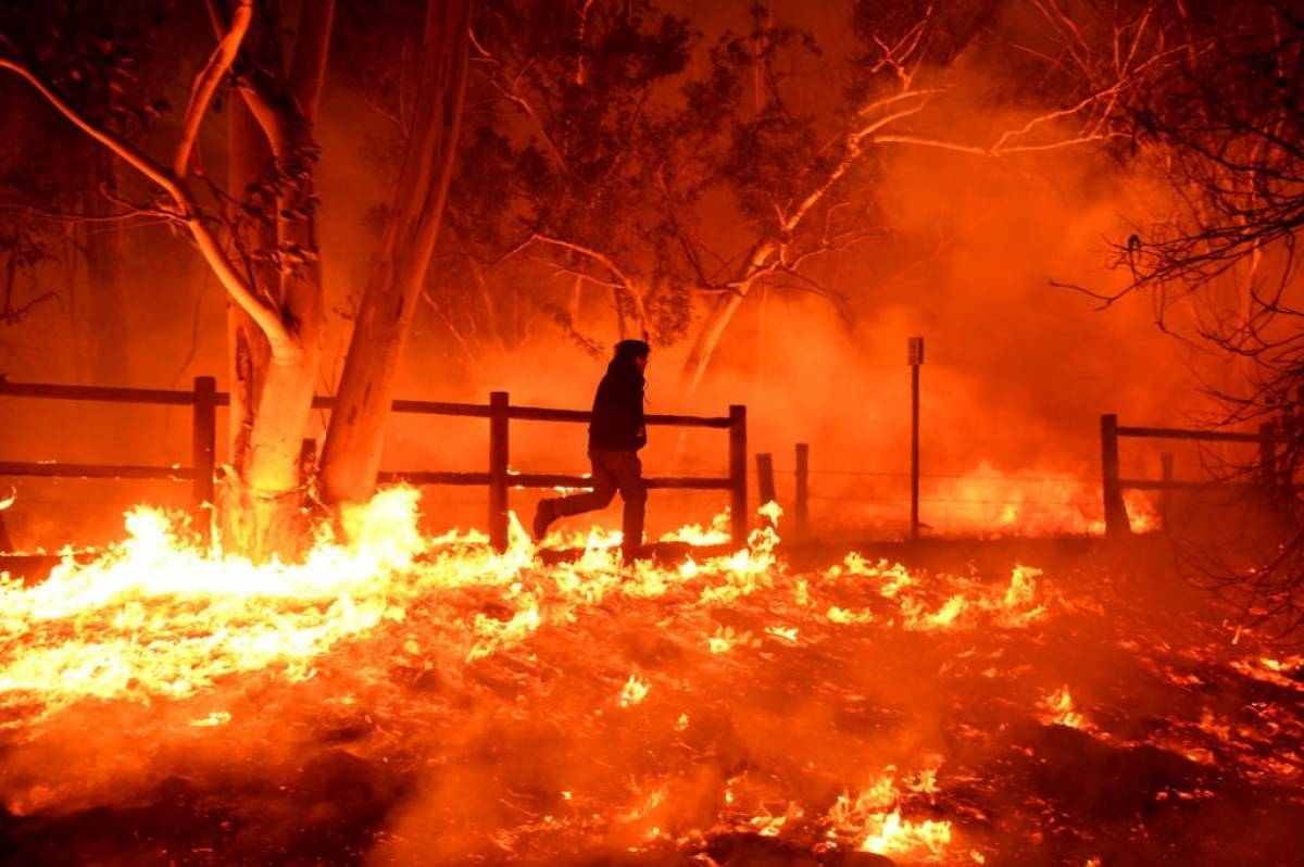 Πύρινη κόλαση στην Καλιφόρνια: 180.000 άνθρωποι εγκατέλειψαν τα σπίτια τους