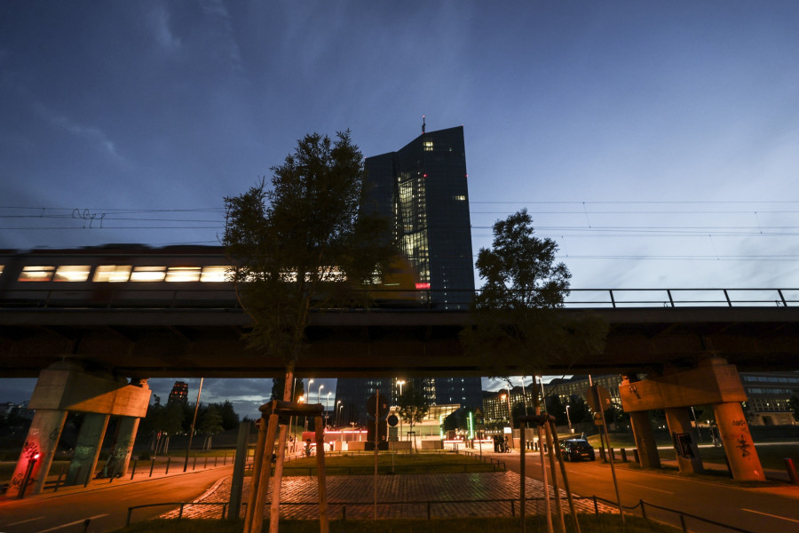 Η σκιά της ύφεσης πάνω από την Ευρώπη-Αγωνιά η ΕΚΤ