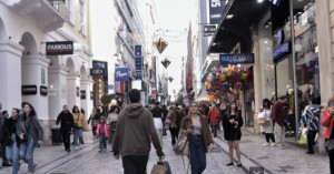 Χριστούγεννα 2025: Πότε ξεκινά το εορταστικό ωράριο των καταστημάτων