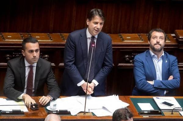 Την εμπιστοσύνη τους στον Κόντε επιβεβαιώνουν οι Σαλβίνι-Ντι Μάιο