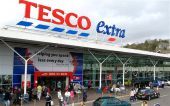 Σε κλείσιμο 43 καταστημάτων προχωρά η Tesco
