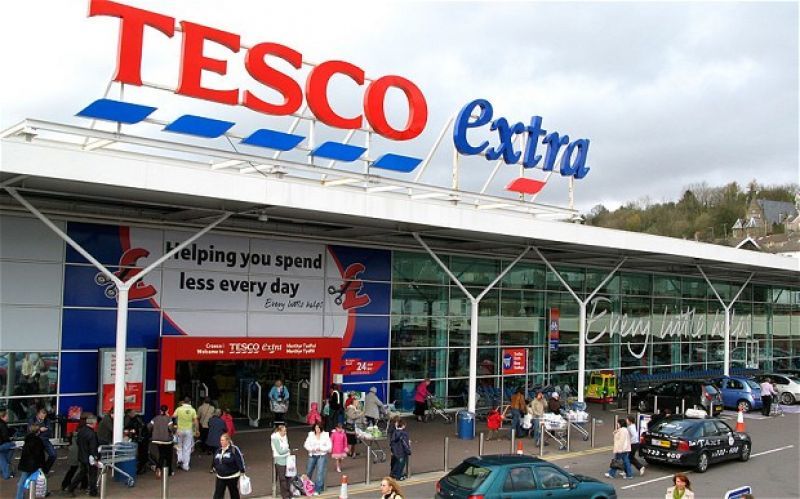 Σε κλείσιμο 43 καταστημάτων προχωρά η Tesco