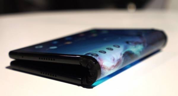 Smartphones: Νέα τάση η αναδιπλούμενη οθόνη- Ήρθε για να μείνει;