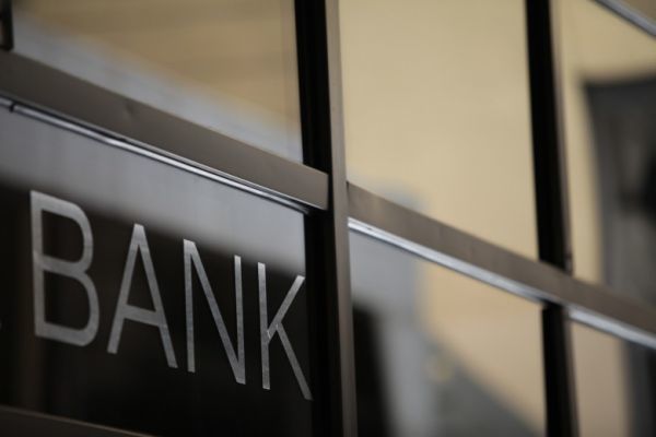 Γιατί οι θεσμοί κάνουν πίσω για τη bad bank