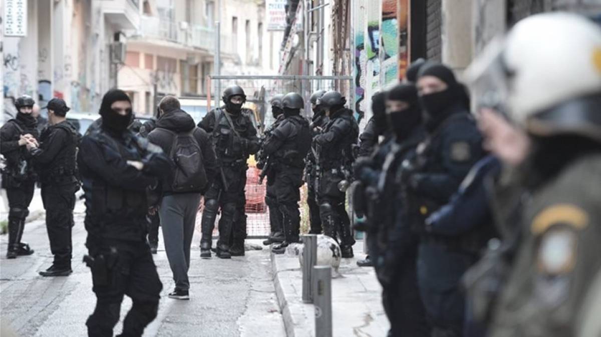 Επιχείρηση στα Εξάρχεια: Αντισφυξιογόνες μάσκες,μεταλλικά σφαιρίδια,ναρκωτικά ανάμεσα στα ευρήματα