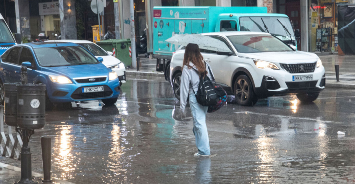 Πλημμυρισμένοι δρόμοι στην Αττική λόγω κακοκαιρίας – Προβλήματα στις μετακινήσεις