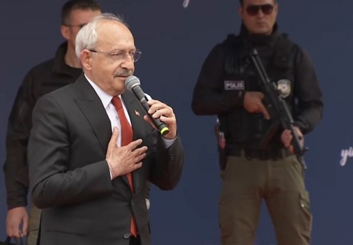 Με αλεξίσφαιρο γιλέκο σε προεκλογική συγκέντρωση ο Κιλιτσντάρογλου