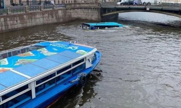 Αγία Πετρούπολη: Λεωφορείο γεμάτο επιβάτες έπεσε σε ποτάμι (video)