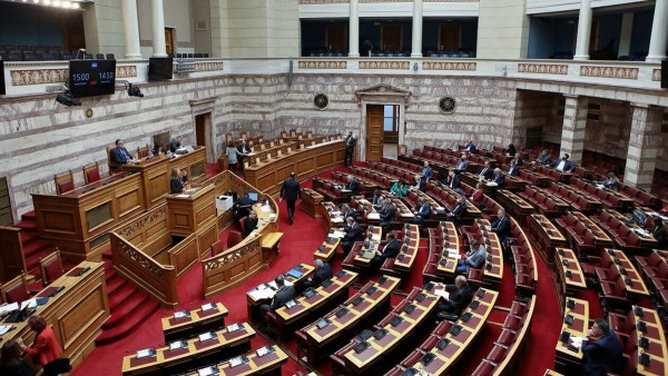 Βουλή: Πρώτο «ναι» στο νομοσχέδιο για την ψήφο των αποδήμων
