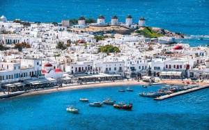 Αναστολή ενός έτους για οικοδομικές άδειες καταλυμάτων σε Μύκονο, Σαντορίνη