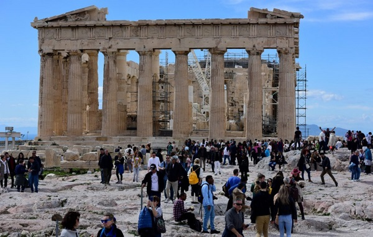 «Έκρηξη» του τουρισμού με το... «καλημέρα» της σεζόν