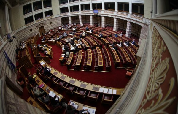 Βουλή: Ψηφίστηκε το Σύμφωνο Συμβίωσης