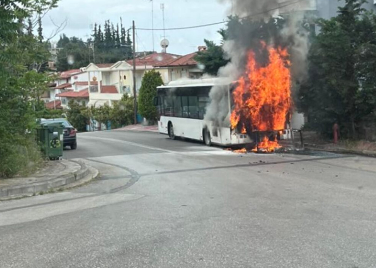 Πυρκαγιά σε λεωφορείο στο Πανόραμα Θεσσαλονίκης- Δεν υπήρξαν τραυματισμοί