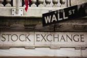 Πτωτικά και η Wall Street με το «βλέμμα» στη Fed