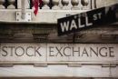 Πτωτικά και η Wall Street με το «βλέμμα» στη Fed