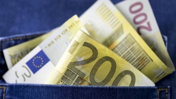 Κατώτατος μισθός: «Όνειρο» τα 751 ευρώ, πιο... ρεαλιστικό το «πάγωμα»