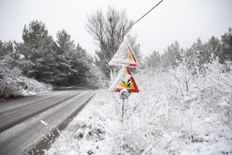 Διακοπή κυκλοφορίας στη Λεωφόρο Πάρνηθος λόγω χιονόπτωσης