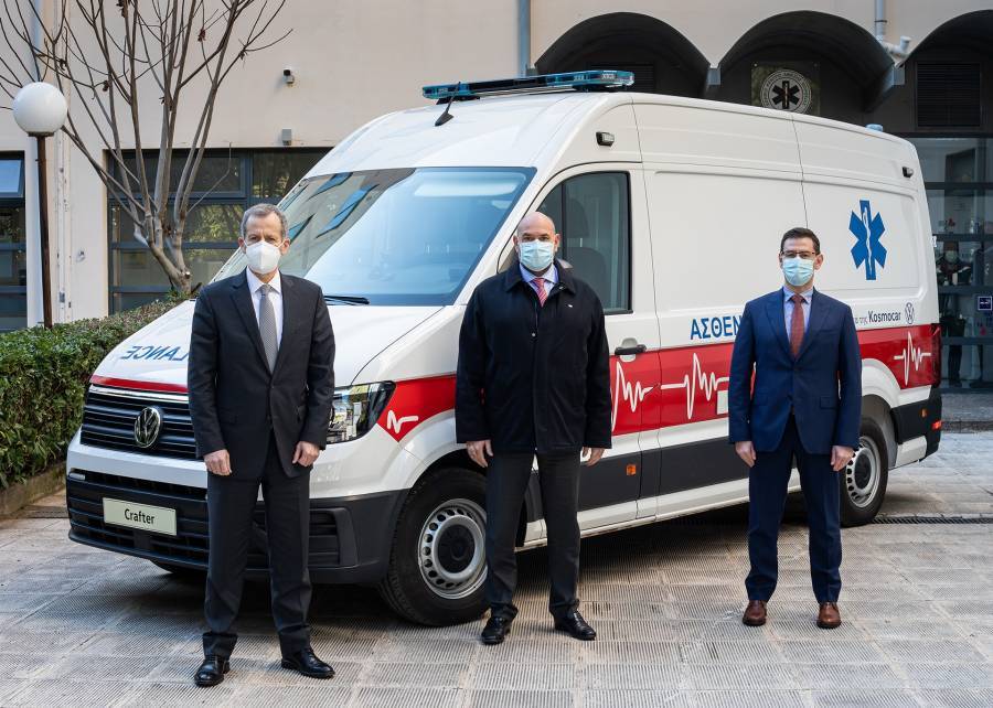 Δωρεά ενός ασθενοφόρου Volkswagen Crafter από την Kosmocar στο Ε.Κ.Α.Β.