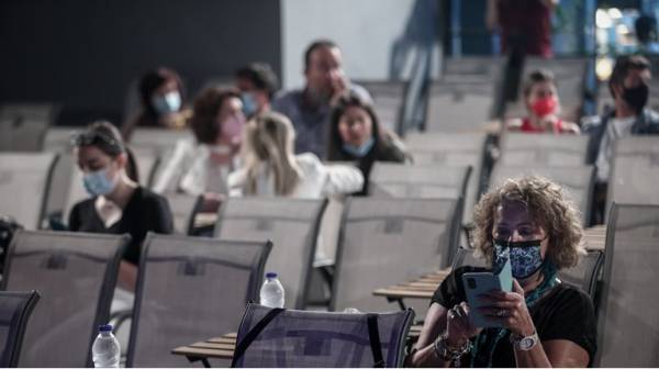 Διευκολύνσεις για τους εμβολιασμένους και τους... δύσπιστους- Τι εξετάζεται