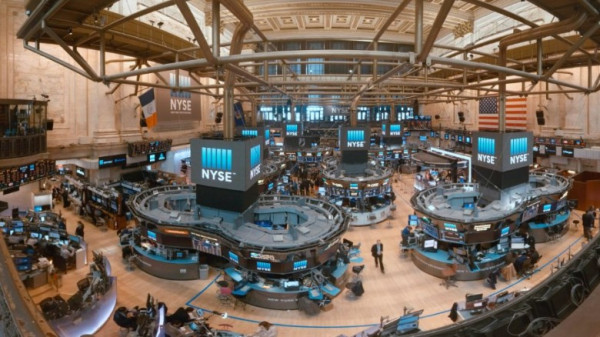 Σε πτωτικό έδαφος η Wall Street με «βαρίδι» τα μάκρο