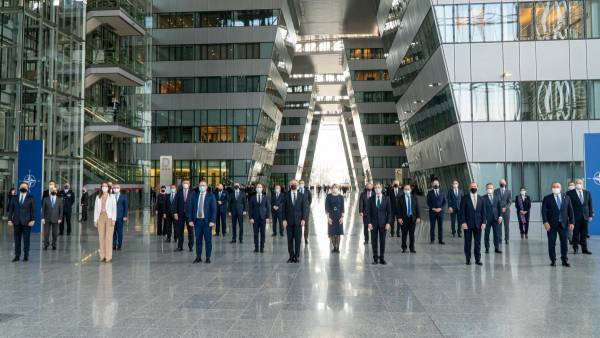 Πρώτη σύντομη συνάντηση Δένδια – Μπλίνκεν στο ΝΑΤΟ