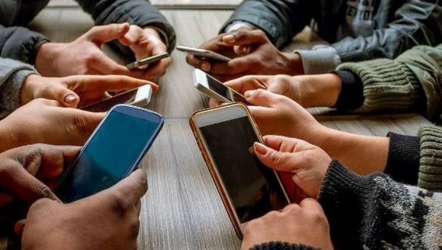 Έρευνα: Εθισμένοι με τα κινητά τηλέφωνα οι έφηβοι