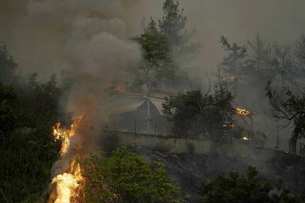 Δώδεκα πυρκαγιές μαίνονται στην Τουρκία-Στους 8 οι νεκροί