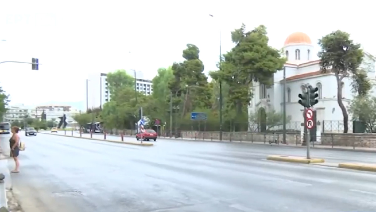 Άδειοι οι δρόμοι της Αθήνας - «Πιστοί» οι τουρίστες στην Ακρόπολη (videos)