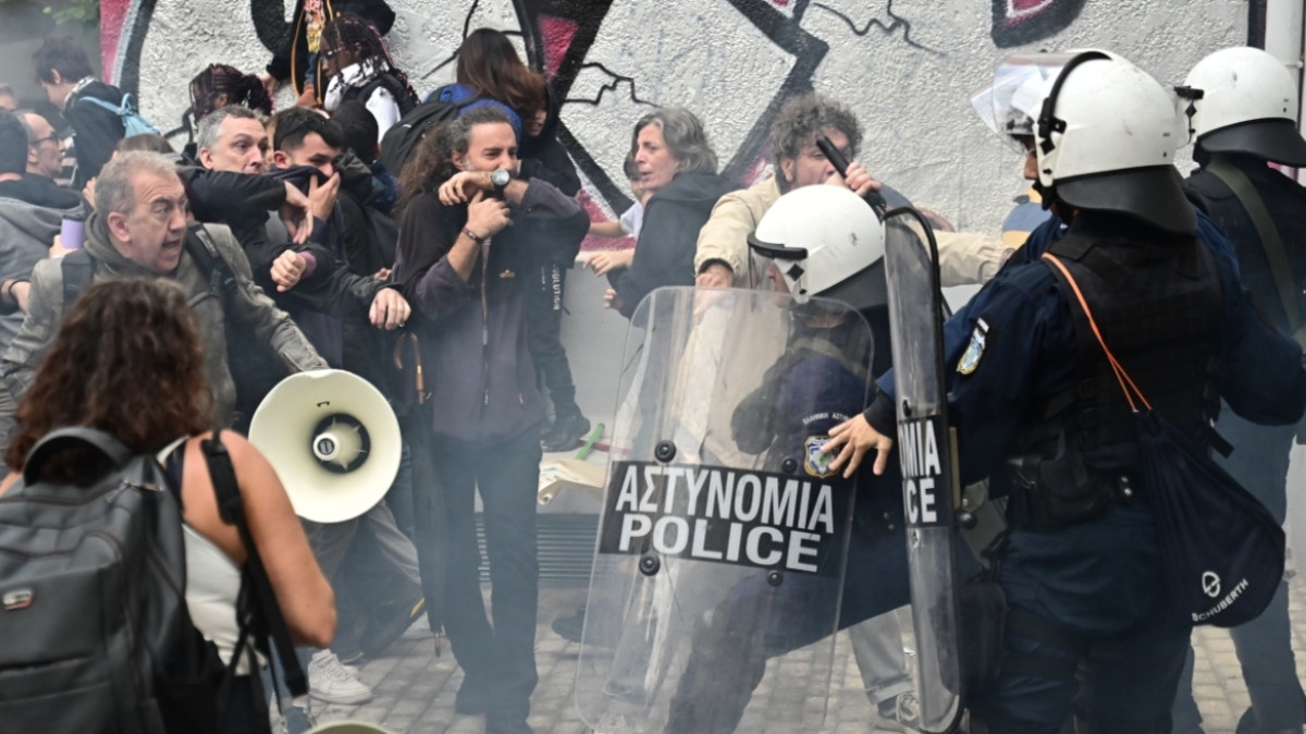 Μεταξουργείο: Ένταση έξω από τη Διεύθυνση Πρωτοβάθμιας Εκπαίδευσης