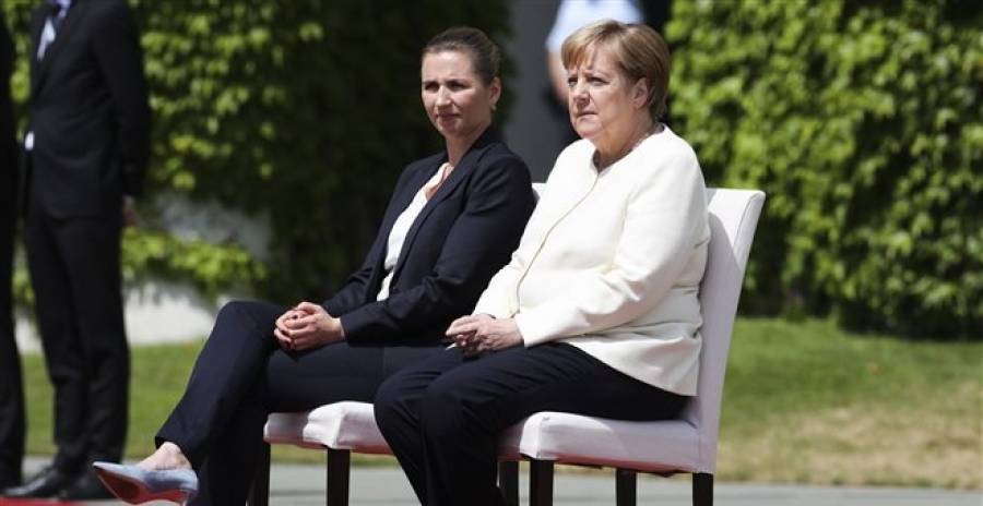 Καθιστή υποδέχθηκε την πρωθυπουργό της Δανίας η Μέρκελ
